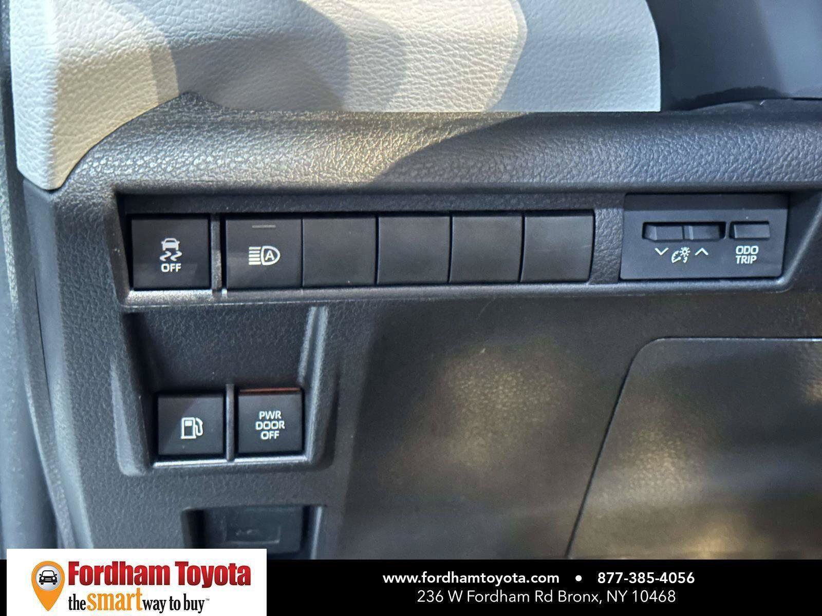 Used 2026 Toyota Sienna LE FWD image 24