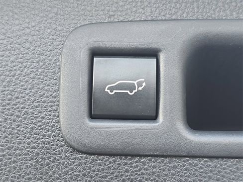 Used 2022 Toyota Highlander XLE image 18