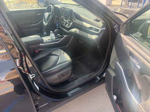 Used 2021 Toyota Highlander XLE AWD/4WD image 12