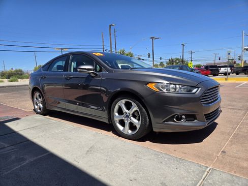 Used 2015 Ford Fusion SE w/ Equipment Group 201A FWD image 4