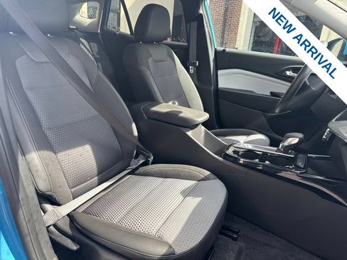 Used 2025 Chevrolet Trax LT w/ LT Convenience Package FWD image 9
