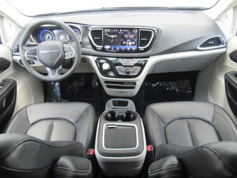 Used 2024 Chrysler Pacifica Touring-L image 3