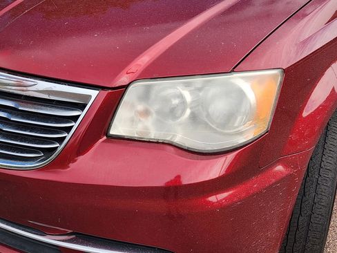 Used 2014 Chrysler Town & Country Touring FWD image 12
