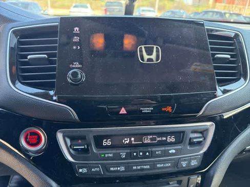 Used 2022 Honda Pilot Touring image 9