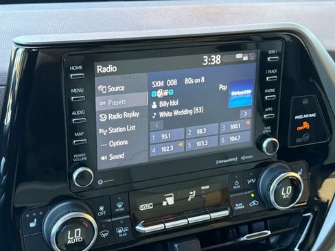 Used 2022 Toyota Highlander XLE AWD/4WD image 18