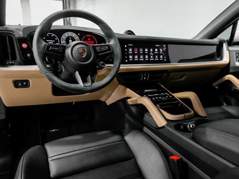 Used 2024 Porsche Cayenne w/ Premium Package Plus image 9