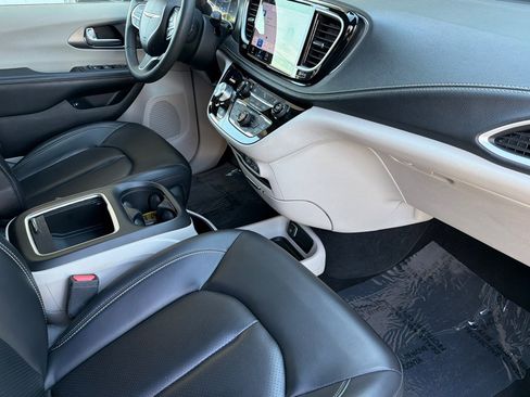 Used 2023 Chrysler Pacifica Touring-L FWD image 14