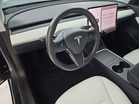 Used 2021 Tesla Model 3 Standard Range Plus image 2