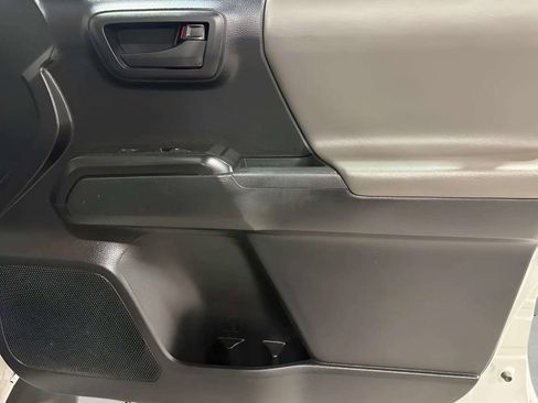 Used 2020 Toyota Tacoma SR5 AWD/4WD image 11
