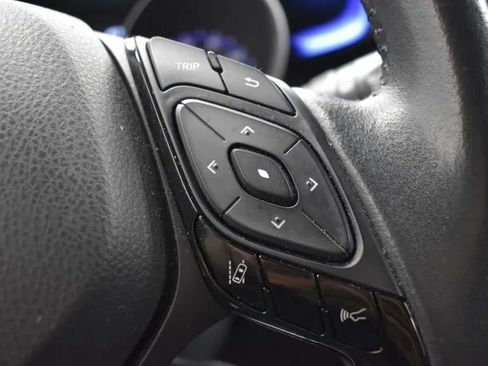 Used 2022 Toyota C-HR XLE image 22