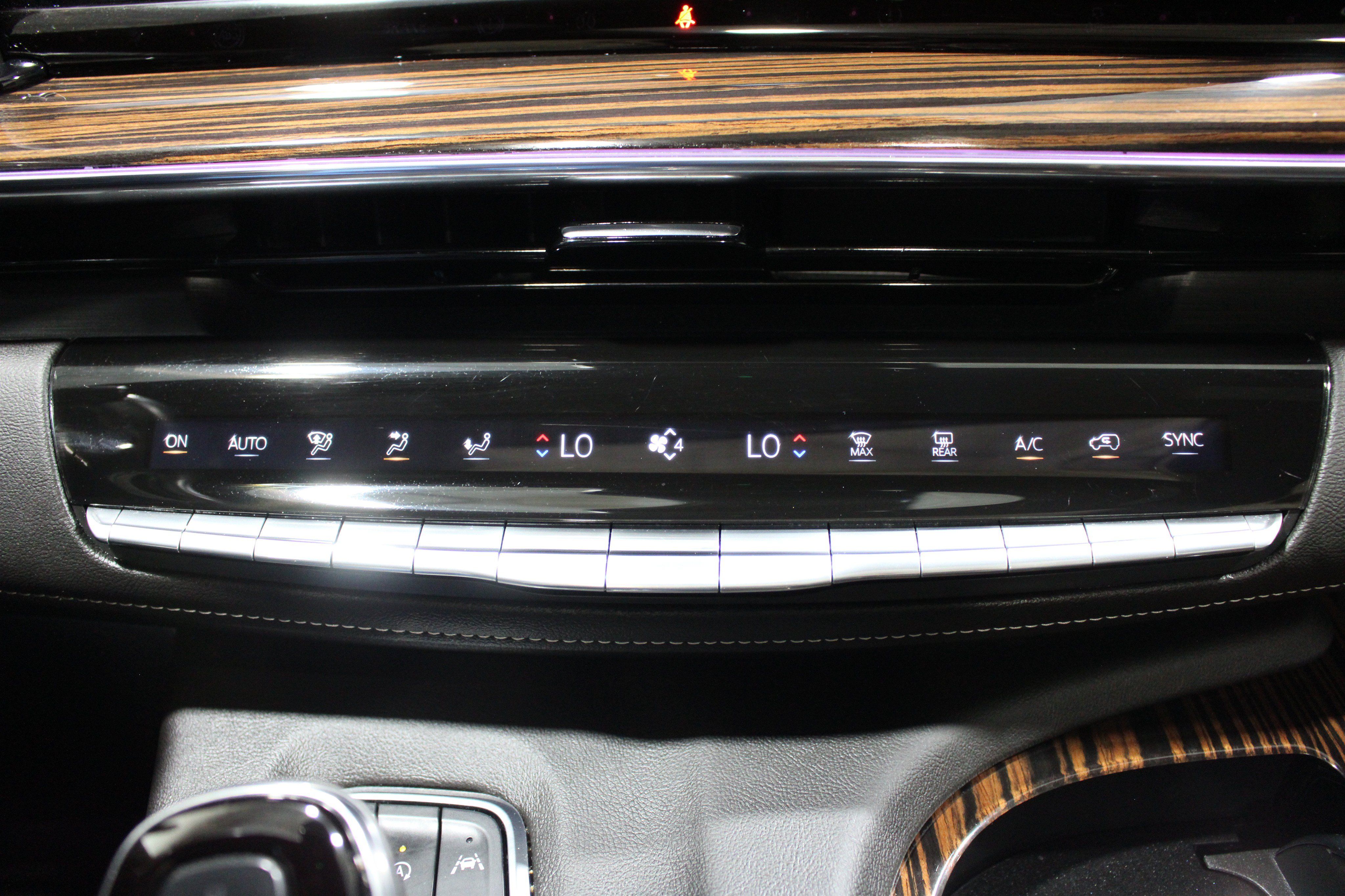 Certified 2024 Cadillac Escalade Premium Luxury w/ Performance Package AWD/4WD image 19