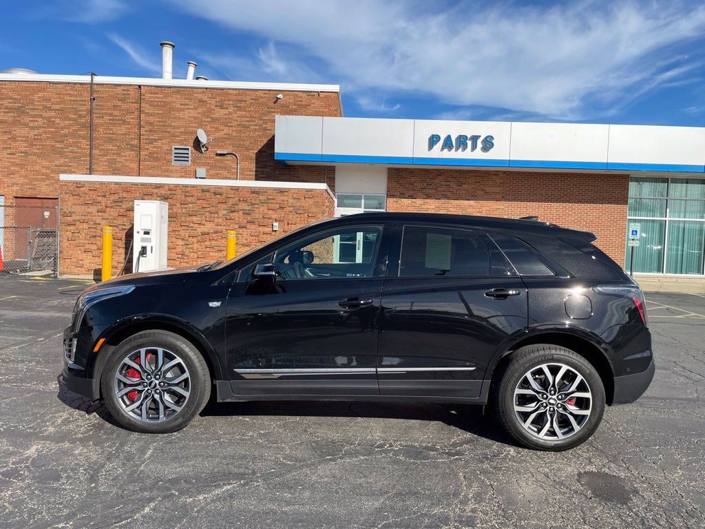 Used 2025 Cadillac XT5 Sportv w/ LPO, Bronce Accent Package AWD/4WD image 2