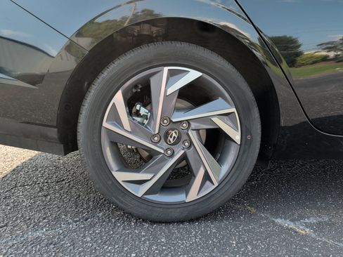 Used 2025 Hyundai Elantra SEL FWD image 23