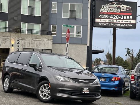 Used 2017 Chrysler Pacifica Touring FWD image 1