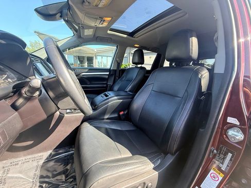 Used 2018 Toyota Highlander XLE AWD/4WD image 16