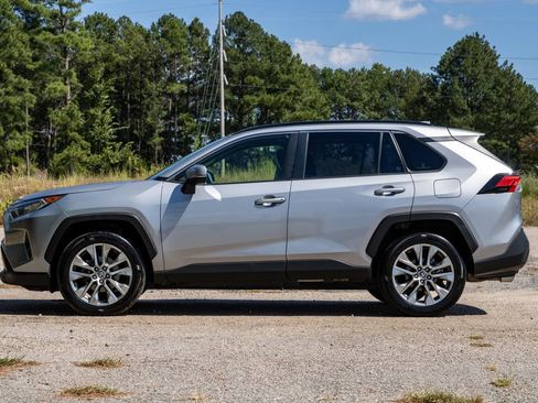 Used 2020 Toyota RAV4 XLE Premium FWD image 9