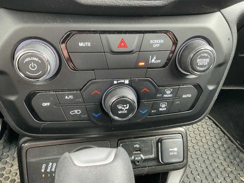 Used 2022 Jeep Renegade Latitude w/ Convenience Group AWD/4WD image 15