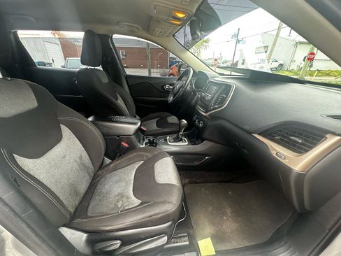Used 2016 Jeep Cherokee Sport image 15