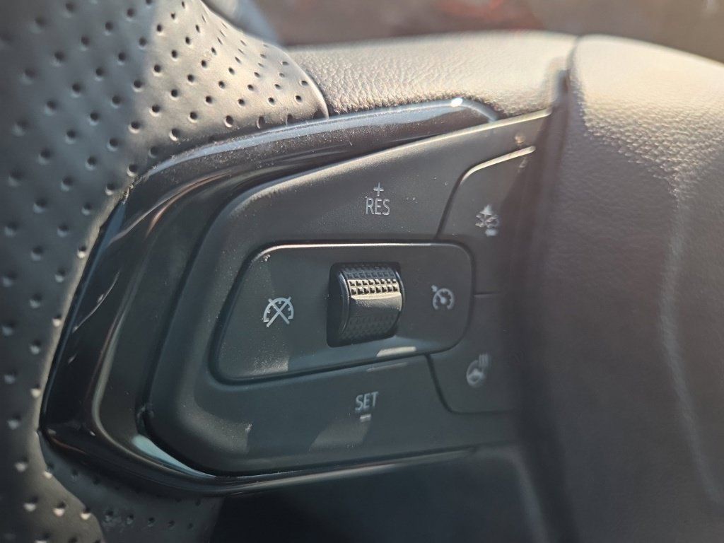 Used 2025 Chevrolet Trax RS w/ Sunroof Package FWD image 37