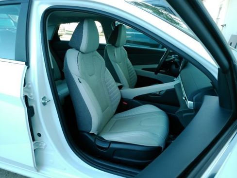 Used 2023 Hyundai Elantra Limited image 23