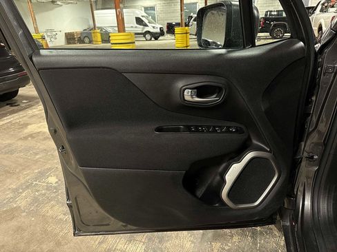 Used 2021 Jeep Renegade Latitude image 29