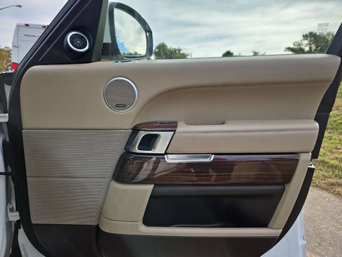 Used 2017 Land Rover Range Rover HSE image 16