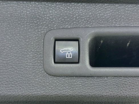 Certified 2025 Toyota Sienna XLE FWD image 39