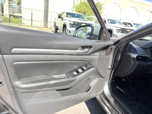 Used 2023 Nissan Altima 2.5 SV FWD image 22