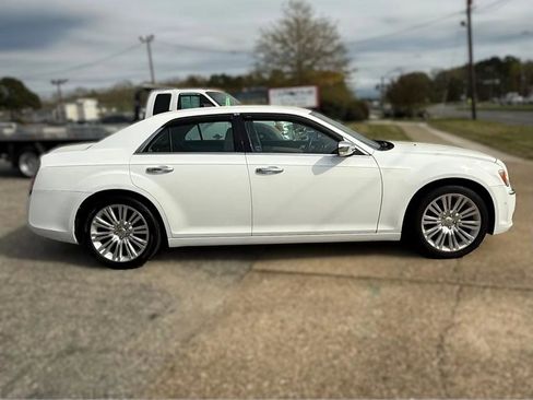 Used 2011 Chrysler 300 Limited w/ Sound Group RWD image 10