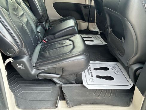 Used 2017 Chrysler Pacifica Touring-L FWD image 11