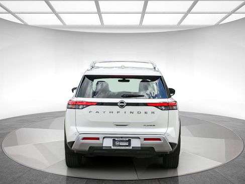Used 2023 Nissan Pathfinder Platinum FWD image 3