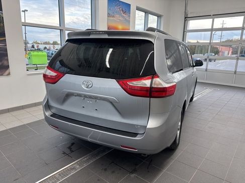 Used 2017 Toyota Sienna LE image 5