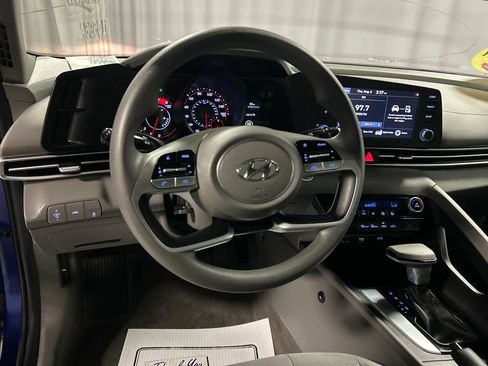 Used 2022 Hyundai Elantra SEL FWD image 13