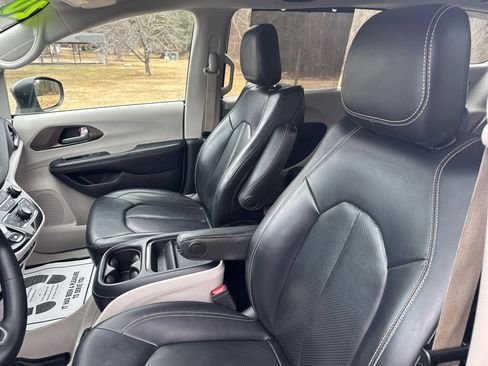 Used 2020 Chrysler Voyager Lxi image 10