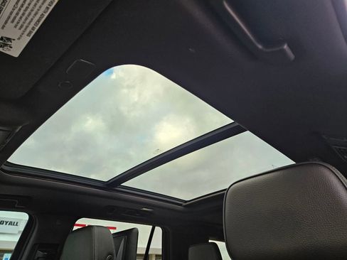 Used 2021 GMC Yukon Denali w/ Denali Premium Package image 27