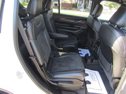 Used 2023 Jeep Grand Cherokee L Laredo AWD/4WD image 16