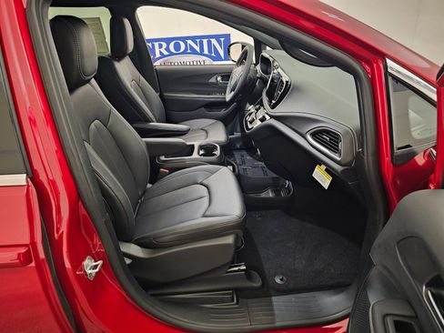 New 2026 Chrysler Pacifica Select image 30