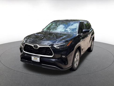Used 2025 Toyota Highlander LE FWD image 7
