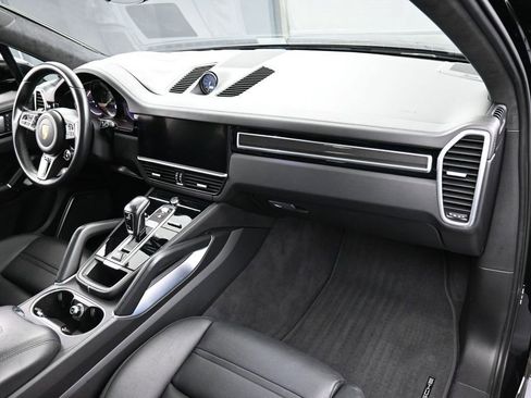Certified 2022 Porsche Cayenne Turbo S AWD/4WD image 34