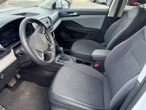 Certified 2022 Volkswagen Taos SE w/ Panoramic Sunroof Package image 4