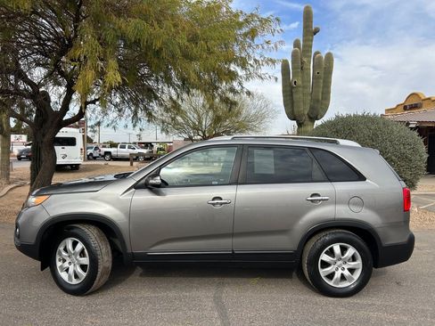 Used 2013 Kia Sorento LX w/ Convenience Pkg FWD image 2