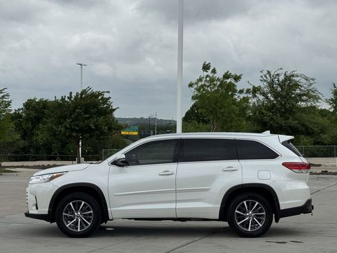 Used 2018 Toyota Highlander XLE FWD image 3
