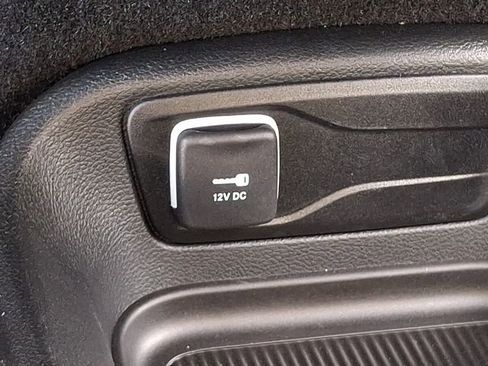 Used 2025 Chrysler Pacifica Select image 26