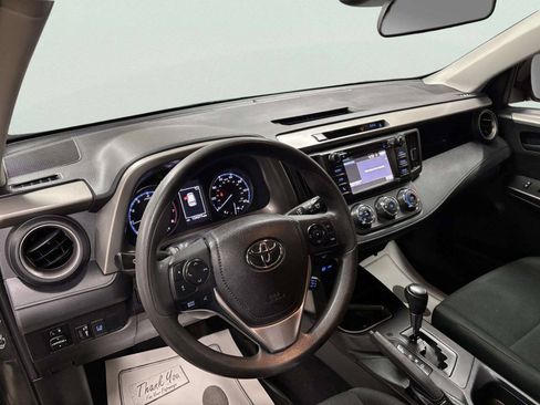 Used 2018 Toyota RAV4 LE AWD/4WD image 11