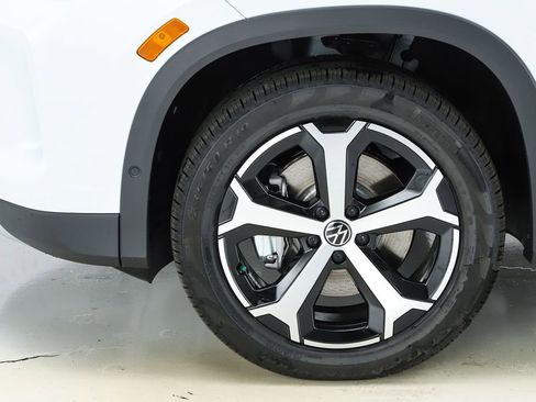 New 2026 Volkswagen Tiguan SE image 44