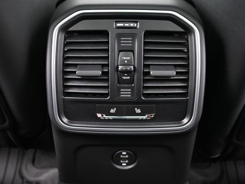 Used 2026 Porsche Macan AWD/4WD image 8