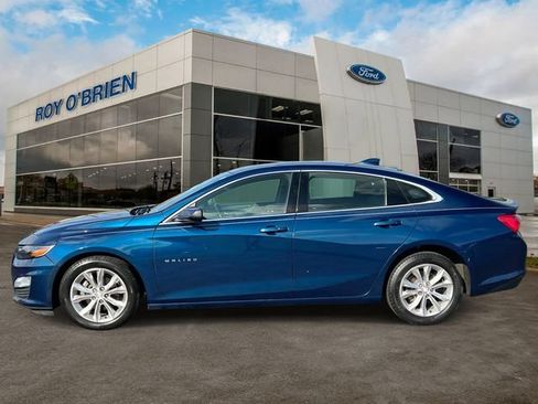 Used 2019 Chevrolet Malibu LT w/ Leather Package FWD image 2