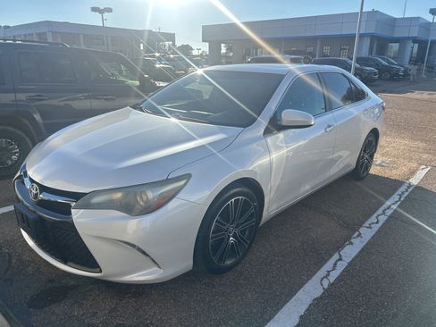 Used 2016 Toyota Camry LE image 5