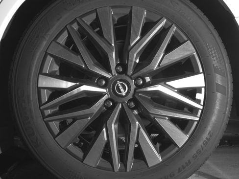 Used 2025 Nissan Altima 2.5 SV FWD image 14