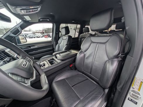 Used 2024 Jeep Wagoneer Series III image 13